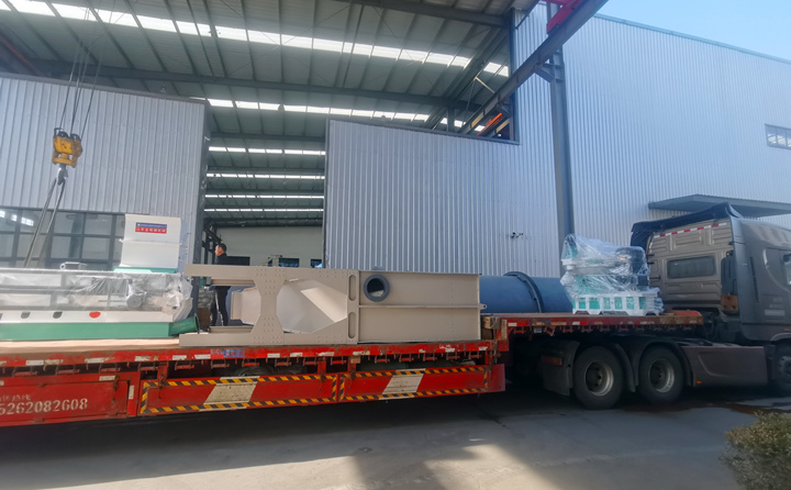 顆粒機(jī)生產(chǎn)線相關(guān)設(shè)備正在裝車(chē)