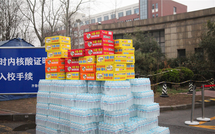2月25日，山東金格瑞機械有限公司派代表來到齊魯師范學院捐贈防疫物資，保障校園防疫物品備足備齊，助力學校的疫情防控工作。