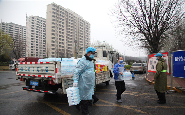 2月25日，山東金格瑞機械有限公司派代表來到齊魯師范學院捐贈防疫物資，保障校園防疫物品備足備齊，助力學校的疫情防控工作。