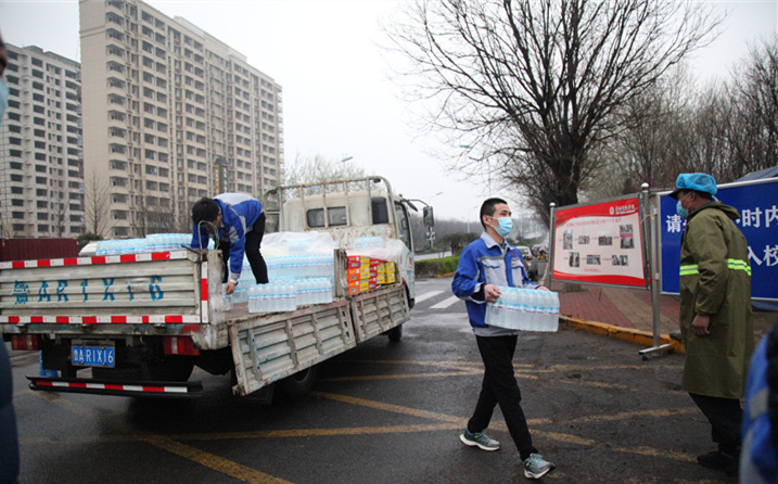 2月25日，山東金格瑞機械有限公司派代表來到齊魯師范學院捐贈防疫物資，保障校園防疫物品備足備齊，助力學校的疫情防控工作。