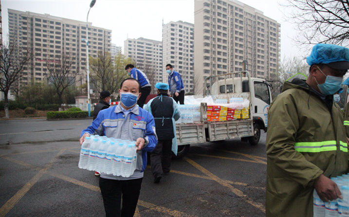 2月25日，山東金格瑞機械有限公司派代表來到齊魯師范學院捐贈防疫物資，保障校園防疫物品備足備齊，助力學校的疫情防控工作。