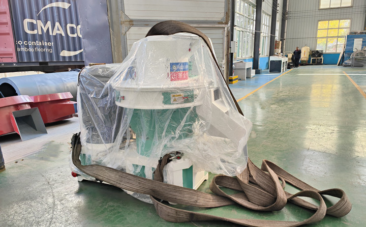 顆粒機(jī)單機(jī)時(shí)產(chǎn)量可以達(dá)到0.7-1噸，一天按照10小時(shí)計(jì)算，可以產(chǎn)出7-10噸成品顆粒，按照1噸顆粒最低100元錢利潤來計(jì)算，一天的利潤可以達(dá)到700-1000元。